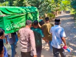 Bhabinkamtibmas Polsek Galesong Selatan Usung Jenazah Warga Binaan