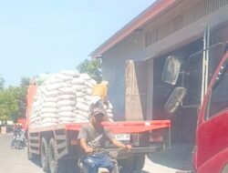 Bongkar Muat di Bahu Jalan Poros Mangadu Terus Berulang, Warga Desak Pemda dan DPRD Takalar Bertindak Tegas