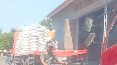 Bongkar Muat di Bahu Jalan Poros Mangadu Terus Berulang, Warga Desak Pemda dan DPRD Takalar Bertindak Tegas