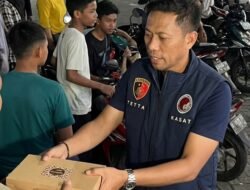Satres Narkoba Polres Takalar Hibur Pengantri BBM dengan Bagikan Cemilan Tengah Malam