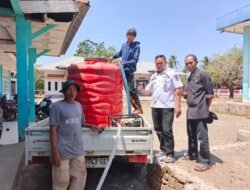Warga Sekitar Sumbang Air Bersih Di Puskesmas Pattopakang
