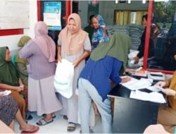 Lurah Salaka Pastikan Penyaluran Bantuan Beras Bulog Tepat Sasaran