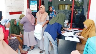 Lurah Salaka Pastikan Penyaluran Bantuan Beras Bulog Tepat Sasaran